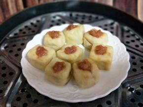 上锅隔水蒸，大火烧开后，转小火18分钟，关火焖2分钟。