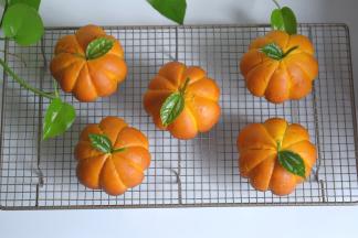 37.顶上戳上牙签或植物的茎、叶来装饰下。可爱的小南瓜面包就完成了。 