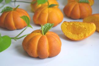 39.萌萌哒造型，飘着南瓜清香的面包搭配奶香浓郁的内馅，真是让人忍不住口舌生津，想要啃上一个呢。 
喜欢就一起来做吧。 