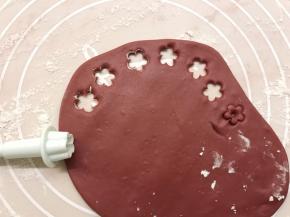 将可可面团压扁擀薄，用花形模具按压出花朵形状，没有模具可以做成其他形状