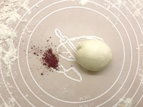 取出白面团同样揉捏排气后摘成60克小面团揉圆，剩下小面团加适量红曲粉揉捏成红色面团