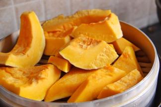 南瓜上锅蒸熟，放入料理机/辅食机打成泥