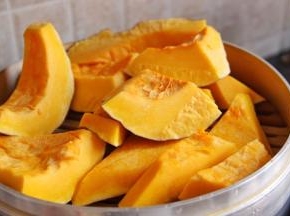 南瓜上锅蒸熟，放入料理机/辅食机打成泥
