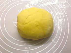 取黄色面团反复揉捏排气，摘成60g一个的小面团