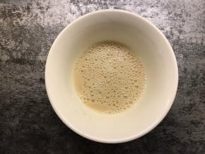 酵母放入温水中搅拌均匀，静置一会