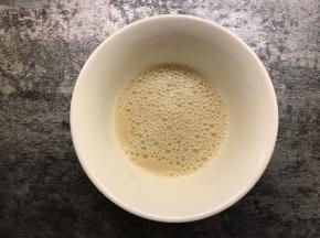 酵母放入温水中搅拌均匀，静置一会