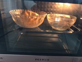 将两个面团放入温暖处发酵至两倍大，我的放烤箱发酵一小时