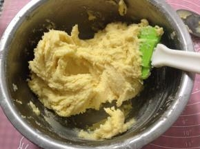 用刮刀拌匀