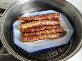 入盘入蒸锅蒸煮