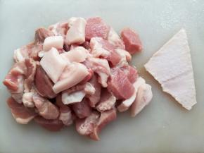 猪肉洗净后剔除猪皮切成小块