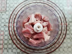 把猪肉放到绞肉碗里，不要超过碗的最大容量