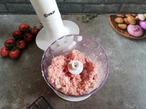 用料理机快速搅拌功能把猪肉绞碎