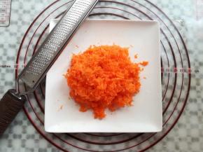 胡萝卜用工具刨碎