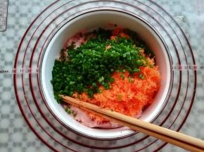把猪肉，胡萝卜，葱花放到深碗里混合一下