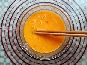 鸡蛋去壳打散