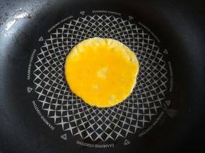 小火加热不粘锅，锅里刷一点点油，放入一小勺的蛋液，用勺子尽量的摊圆