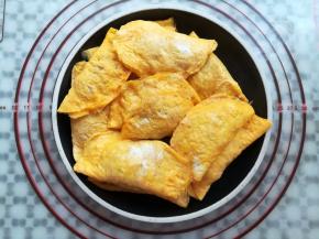 煎好的蛋饺放到碗里一层一层的铺好