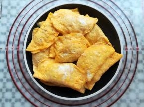 煎好的蛋饺放到碗里一层一层的铺好