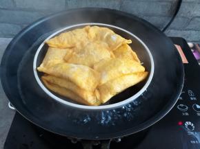 把蛋饺放到烧开水的锅里，大火蒸10分钟