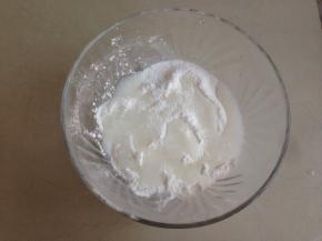 预拌粉装碗里，将沸水直接倒入