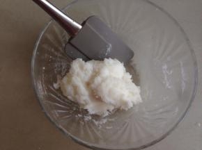 立即用刮刀将粉类拌成团，放在碟子中，压扁平，隔水大火蒸5分钟取出