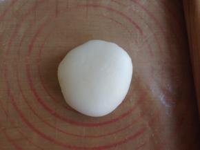 戴上一次性手套，揉成光滑的面团