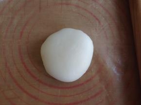 戴上一次性手套，揉成光滑的面团