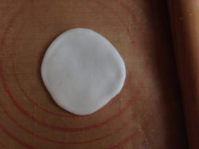 用擀成棍压成薄面皮