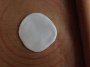 用擀成棍压成薄面皮