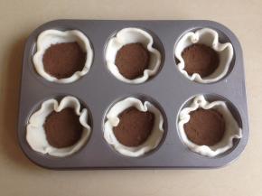 奥利奥饼干碎打成粉末状（可以用研磨机也可以用擀面棍压成粉末），勺7克左右的奥利奥饼干粉末进去，用汤匙压紧压实