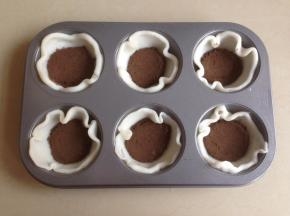 奥利奥饼干碎打成粉末状（可以用研磨机也可以用擀面棍压成粉末），勺7克左右的奥利奥饼干粉末进去，用汤匙压紧压实