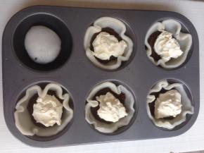 淡奶油加糖隔冰水打发，勺12克左右淡奶油进去，再用汤匙压平一下