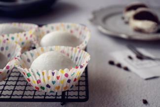 提起4个角，拎起捏实，收口朝下，冷藏后食用