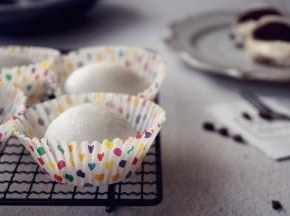 提起4个角，拎起捏实，收口朝下，冷藏后食用