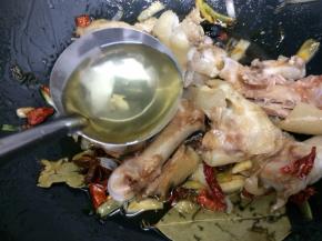 在倒入料酒翻炒几下