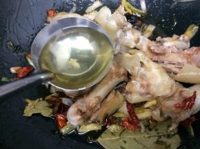 在倒入料酒翻炒几下