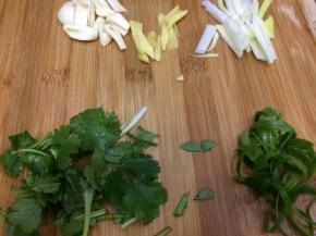 葱姜蒜切成小条，小葱和香菜切成大块
