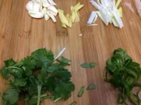葱姜蒜切成小条，小葱和香菜切成大块