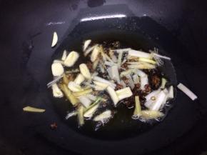 然后放入调料炒出香味