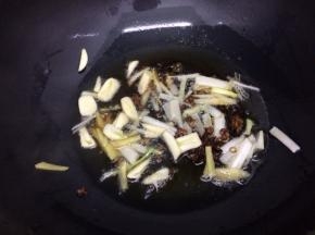 然后放入调料炒出香味