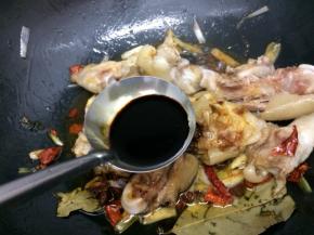 在倒入老抽翻炒