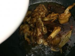 最后倒入没过猪蹄的水，大火烧开转小火慢炖四十分钟