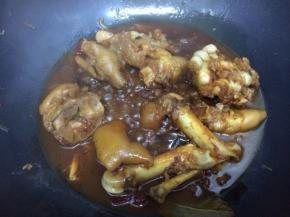 看汤汁浓稠时，大火烧开收汁关火出锅