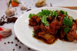 盛入盘中，上面放点芝麻、香菜和小葱