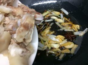 在倒入猪蹄翻炒片刻