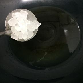 炒锅里加入适量的油烧热后，放入冰糖炒出糖色