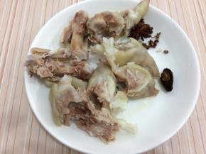 猪蹄用手掰成适当的块