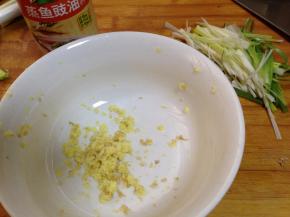 
姜切碎入碗
