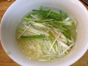 
加入葱丝加冷水浸泡20分钟备用