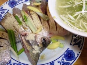 
切好的鱼撒白胡椒粉、料酒、葱段、姜片和泡好的葱姜水抓匀腌15分钟去腥